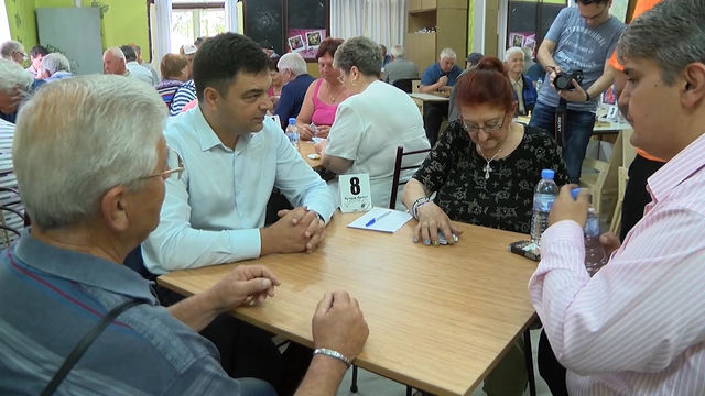 Кметът Иво Димов и заместника му срещу пенсионери на турнир по бридж