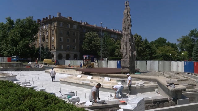 Възстановяването и освежаването на колонада в Димитровград обедини хора с различни професии