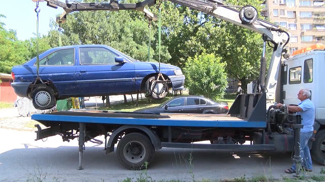 Община Хасково започна акция срещу изоставените автомобили