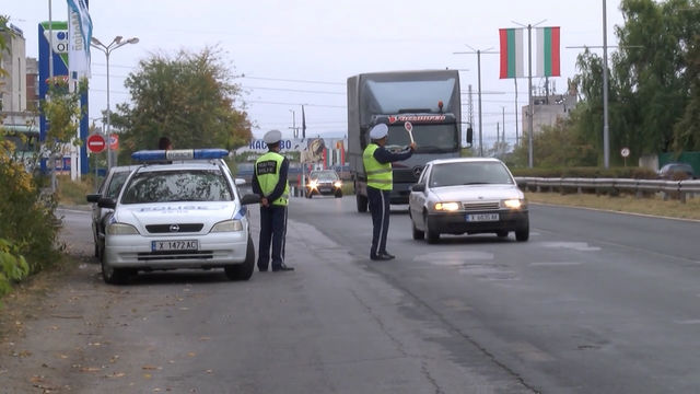 Акцията на полицията за камиони и автобуси, проверяват ги и за трафик на хора