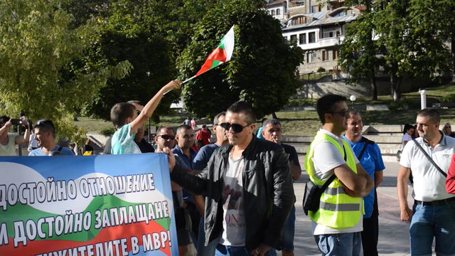 Полицаи протестираха снощи пред сградата на Областната дирекция на вътрешните работи в Смолян
