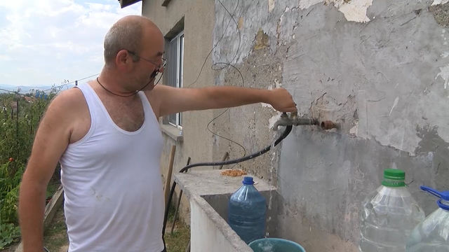 Безводие цари в село Гледка вече месец