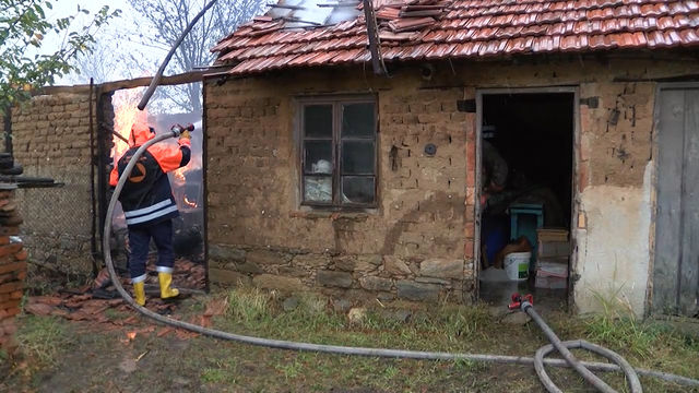 Мълния удари постройка в Брягово.