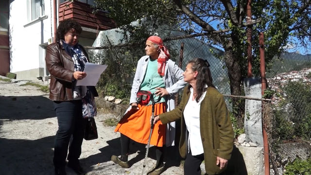 Екшън в Смолян: Мъж блокира улица заради незаконна постройка на съседи