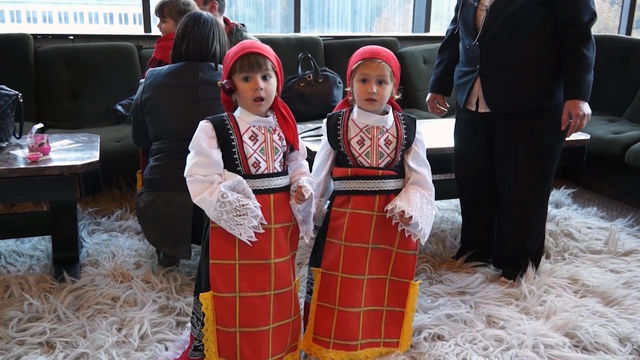 Деца облякоха народни носии