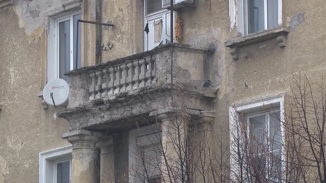 Мазилка пада от фасадата на жилищен блок! Община Димитровград започва спешен ремонт