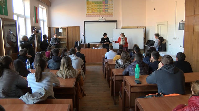 “Писател назаем” гостува в димитровградската Природо-математическа гимназия “Иван Вазов”.
