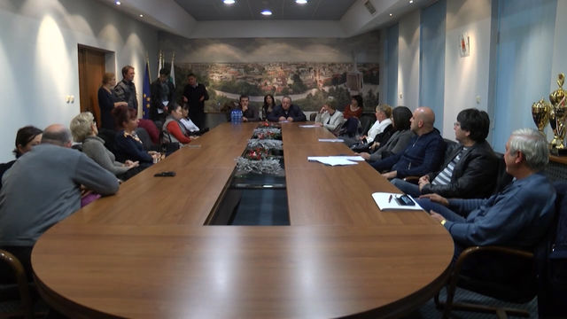 Подготвят докладна за намаляване на таксите в детските градини.