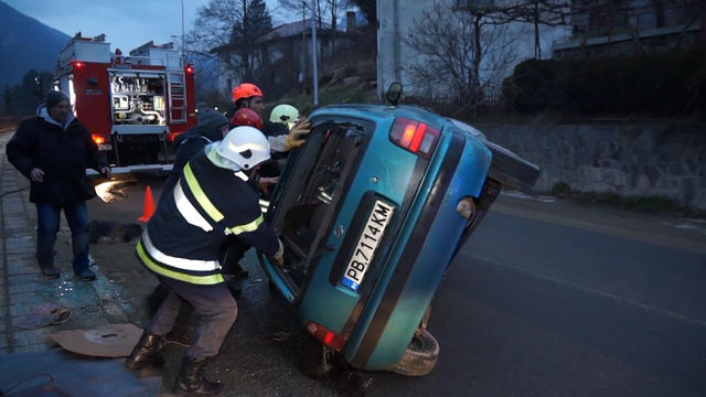 Кола се обърна по таван в Смолян